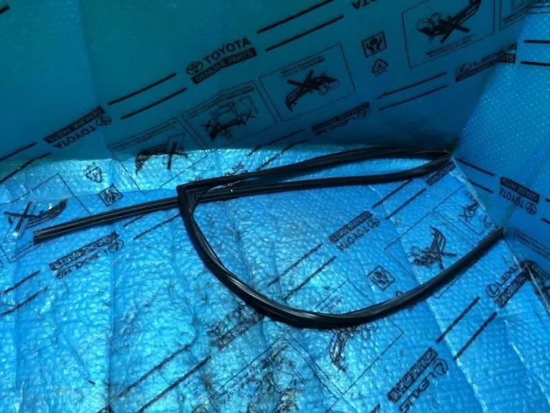 Уплотнитель стекла двери TOYOTA LAND CRUISER 200 2016 6815260050 4, задний левый