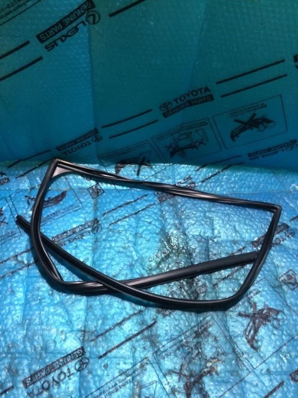 Уплотнитель стекла двери TOYOTA LAND CRUISER 200 2018 6815260050 4.5, задний левый