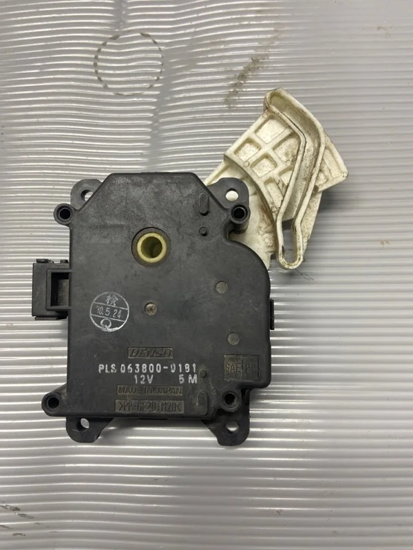 Моторчик заслонки отопителя TOYOTA RAV 4 2006-2013 2011 0638000181 2.0