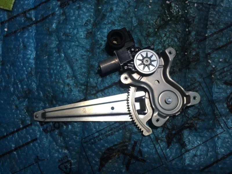 Стеклоподъемник электр. задний правый Toyota Land Cruiser 200 2018 6980335080 4.5