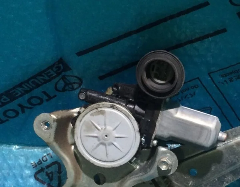 Моторчик стеклоподъемника задний левый TOYOTA Camry V40 2006-2011 2008 8571035180 3