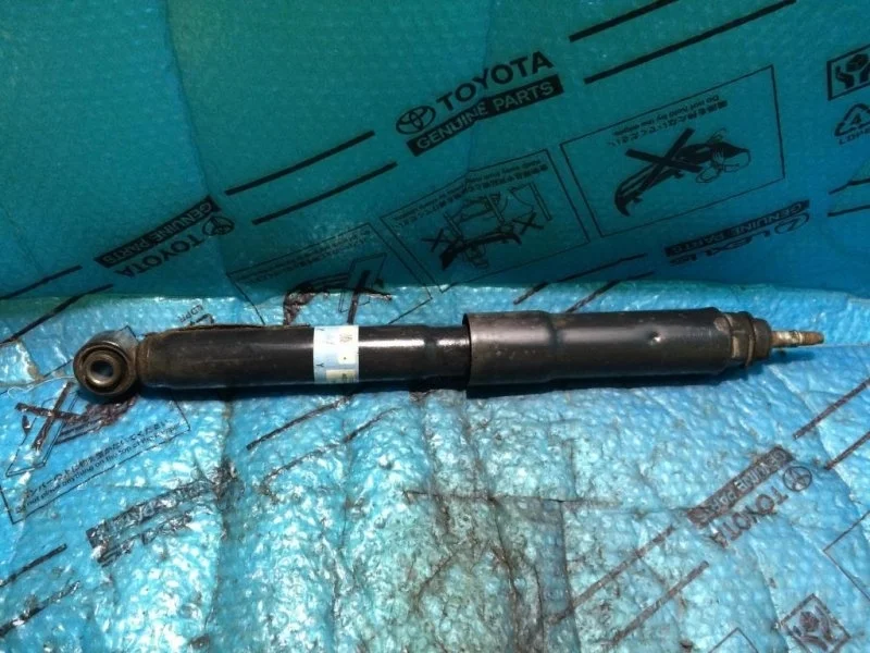 Амортизатор задний Toyota Land Cruiser 200 2013 4853069445 4.5