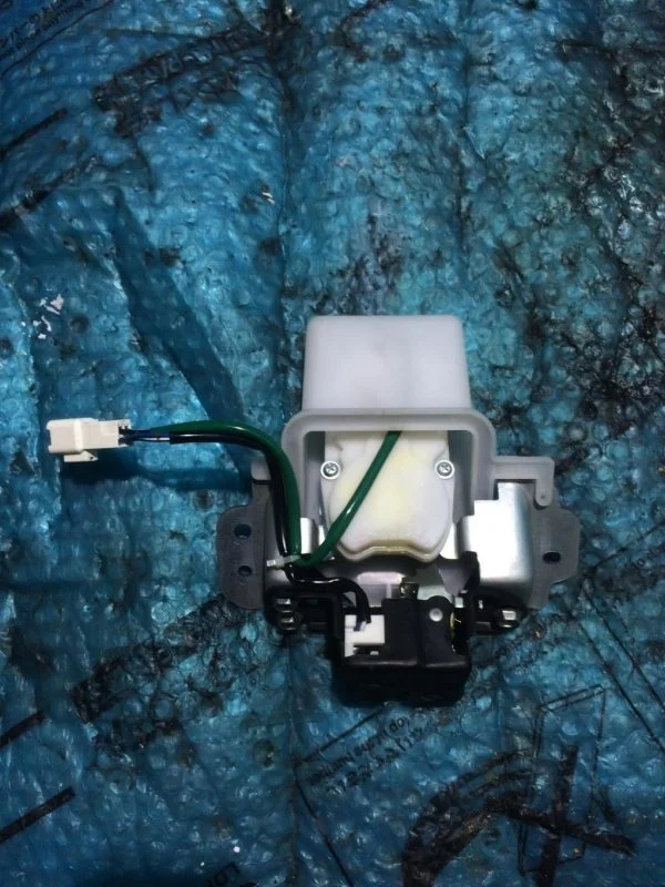 Замок багажника TOYOTA Land Cruiser (150)-Prado 2009> 2016 6937060020 2.8