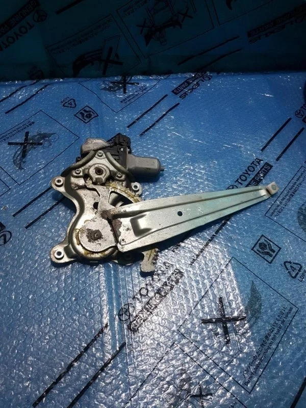 Стеклоподъемник электр. задний правый Lexus Lx570 6980335080