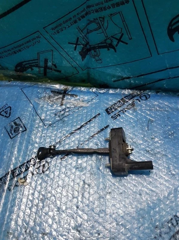 Ограничитель двери задней правой Lexus LX570 6863060110