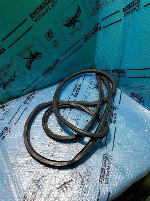 Уплотнитель двери передней правой(дверного проема) TOYOTA LAND CRUISER 200 6231160141