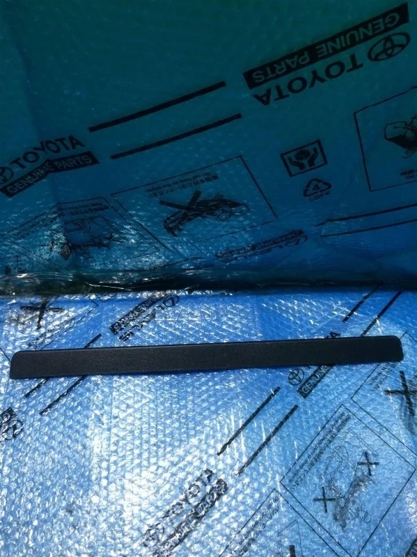 Накладка (кузов внутри) Toyota Land Cruiser 200 6791160030C0