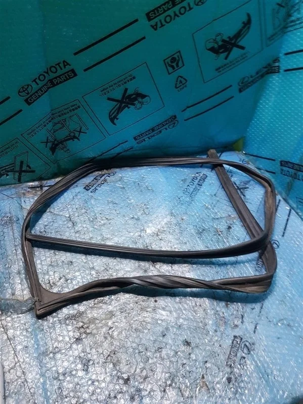 Уплотнитель стекла двери Lexus LX570 6814160070