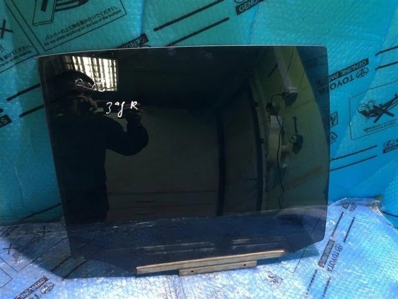 Стекло двери задней правой Lexus RX-300/330/350/400h 2003-2009 6810348130