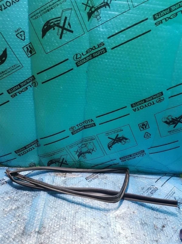 Уплотнитель стекла двери Lexus LX570 6815260050, задний левый