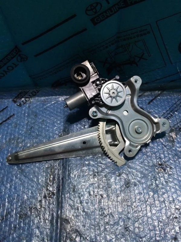 Стеклоподъемник электр. задний правый Toyota Land Cruiser 200 2018 6980335080 4