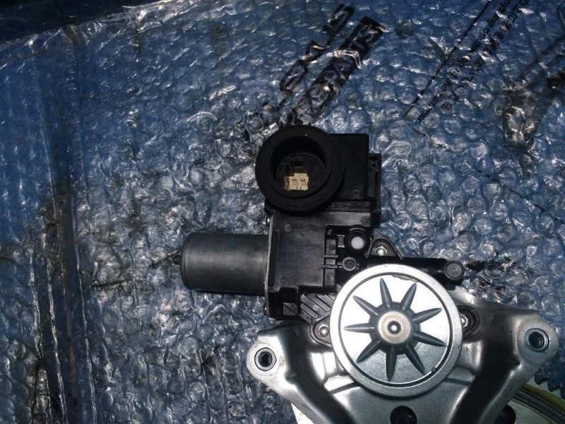 Моторчик стеклоподъемника передний левый TOYOTA LAND CRUISER 200 2018 8572060331 4