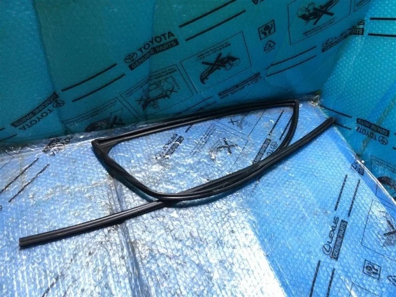 Уплотнитель стекла двери TOYOTA LAND CRUISER 200 2018 6815260050 4, задний левый