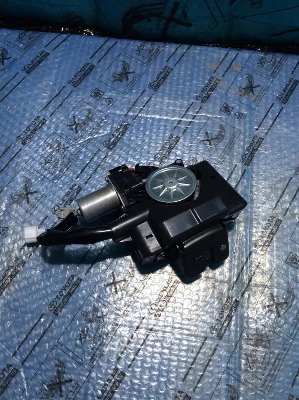 Замок двери багажника верхней TOYOTA LAND CRUISER 200 2018 6935060191 4