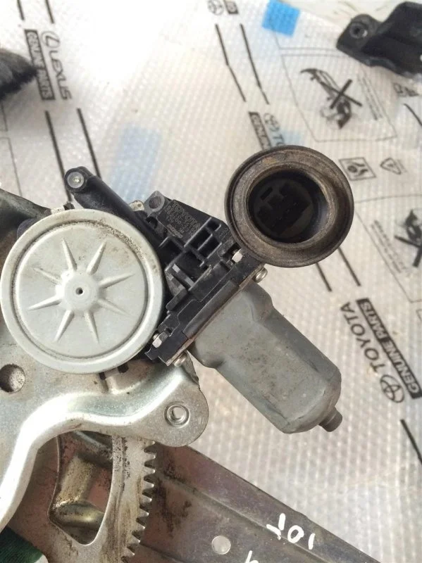 Моторчик стеклоподъемника задний левый TOYOTA RAV 4 2006-2013 2010 8571035180 3ZR FAE