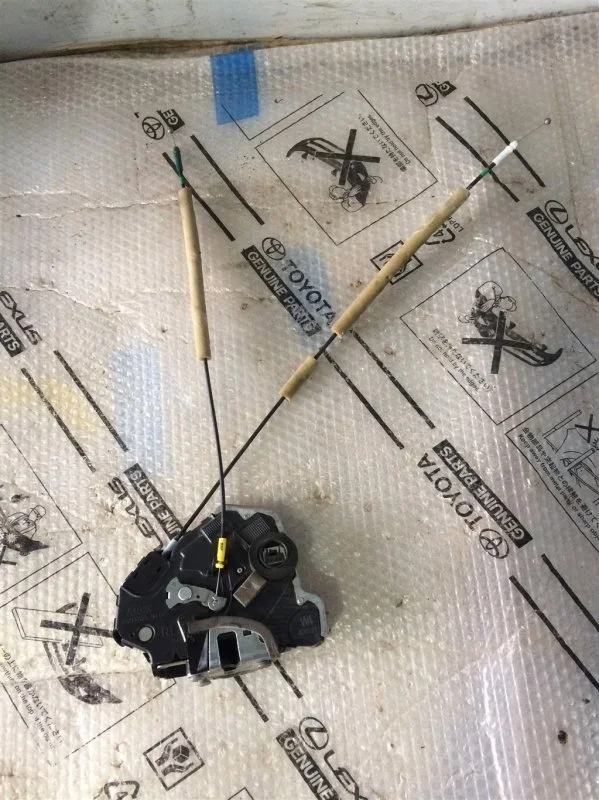 Замок двери передней правой TOYOTA LAND CRUISER 200 6903060250