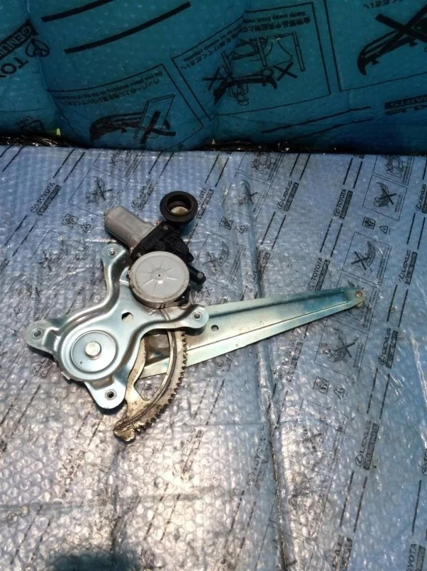 Стеклоподъемник электр. задний правый Lexus Gx470 2002-2009 6980335080