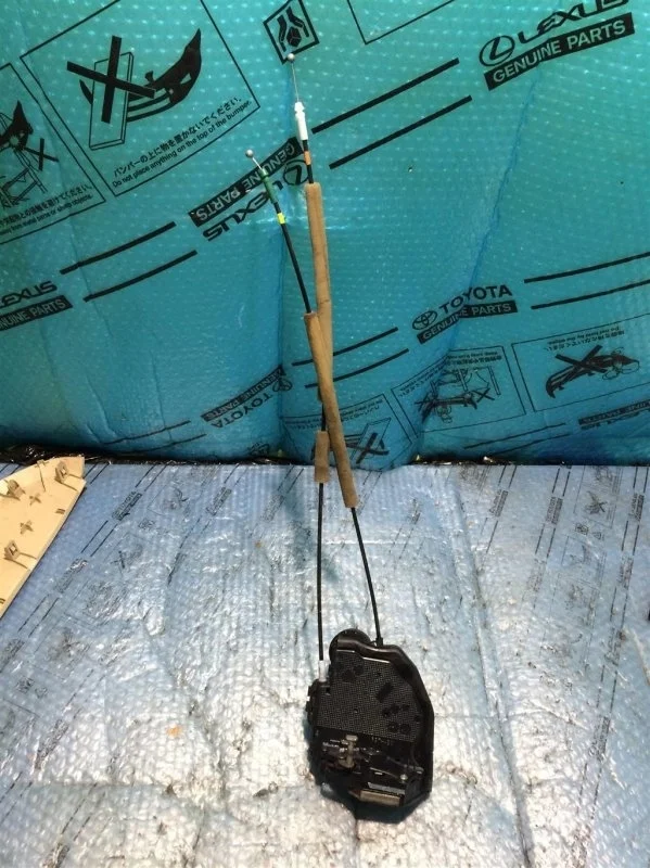 Замок двери задней левой TOYOTA Camry V40 2006-2011 6906033120