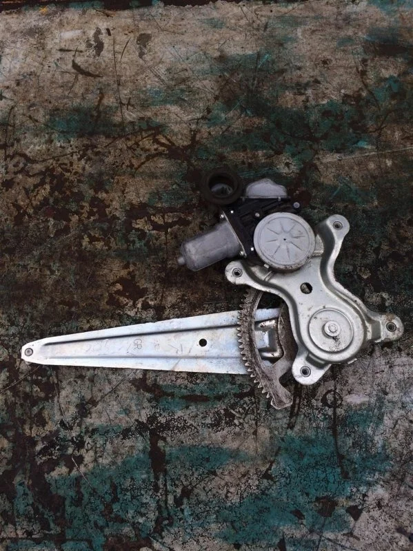 Стеклоподъемник электр. задний правый Toyota Land Cruiser 200 6980335080