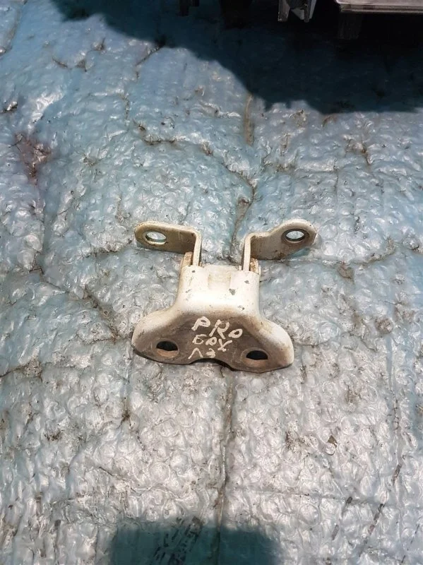 Петля двери TOYOTA Probox 2002> 6876020120