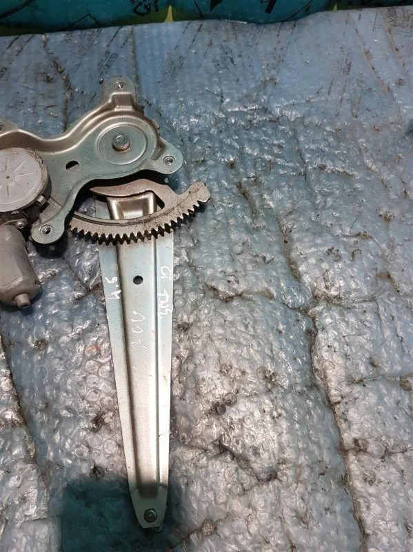 Стеклоподъемник электр. задний правый Toyota Land Cruiser 200 6980335080