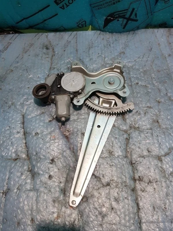 Стеклоподъемник электр. задний правый Toyota Land Cruiser 200 6980335080