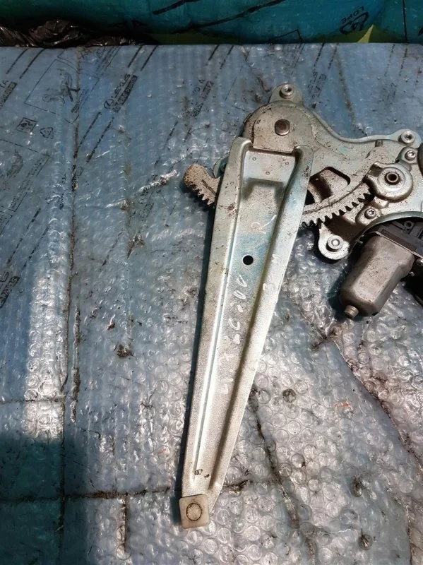 Стеклоподъемник электр. задний правый Toyota Land Cruiser 200 6980335080