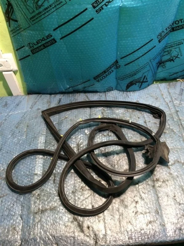 Уплотнитель двери TOYOTA LAND CRUISER 200 6787260110