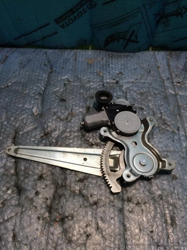 Стеклоподъемник электр. задний правый Toyota Land Cruiser 200 6980335080