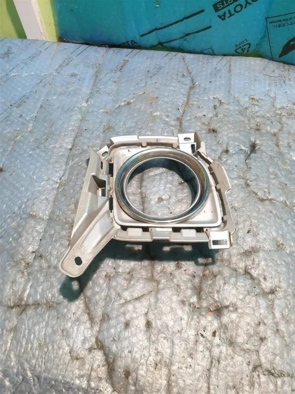 Рамка противотуманной фары правой TOYOTA LAND CRUISER 200 5203060081 4.5