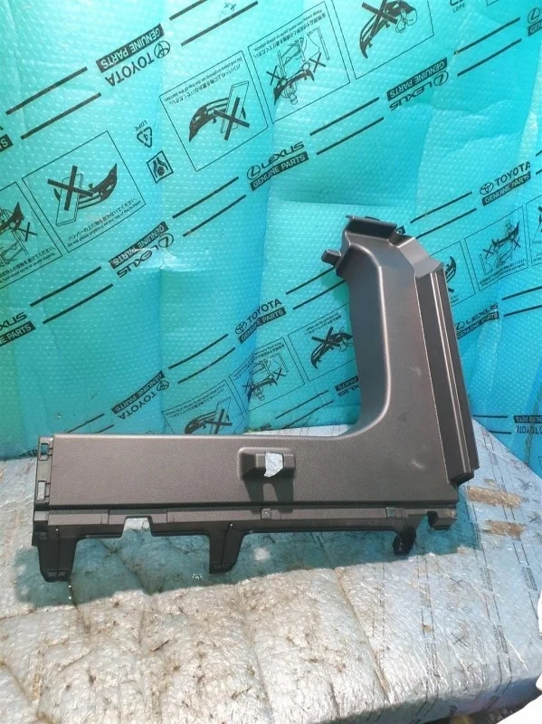 Накладка (кузов внутри) TOYOTA Camry V70 2018> 2020 6427133120C0 2