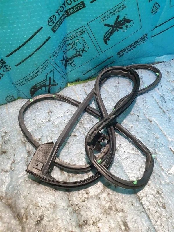 Уплотнитель двери TOYOTA Camry V55 2014-2018 2017 6787133100 2