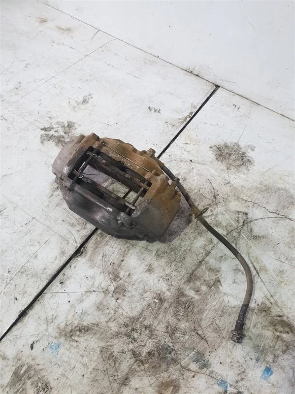 Суппорт тормозной Toyota Land Cruiser 200 2015 4773060320 4, передний правый