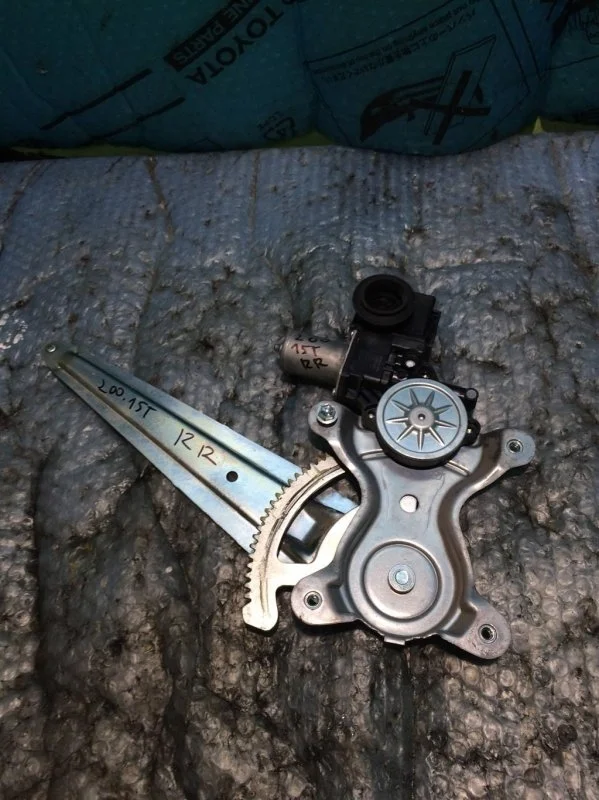 Стеклоподъемник электр. задний правый Toyota Land Cruiser 200 2015 6980335080 4