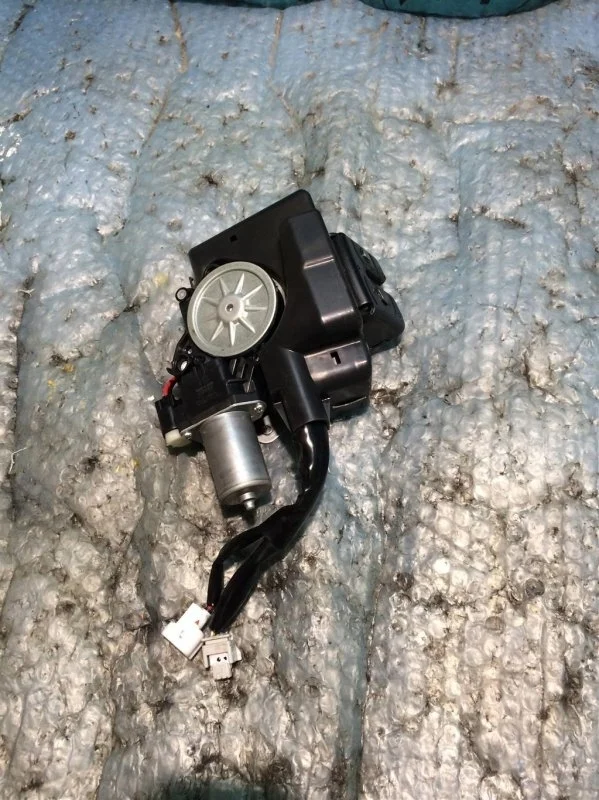 Замок двери багажника верхней TOYOTA LAND CRUISER 200 2015 6935060191 4