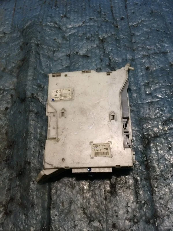 Блок предохранителей Lexus GS 300/400/430 2005-2011 8273030321