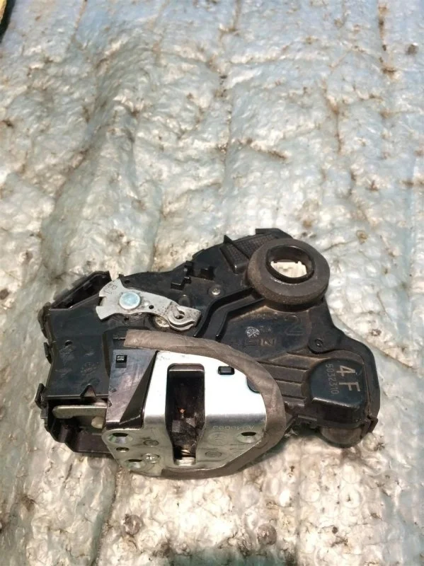 Замок двери передней правой Lexus GX460 2009> 2015 6903042221 4.6