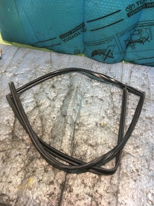 Уплотнитель стекла двери TOYOTA LAND CRUISER 200 2013 6815260050 4, задний левый