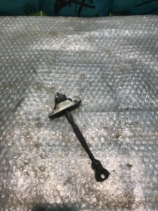 Ограничитель двери задней левой TOYOTA RAV 4 2006-2013 6864042030