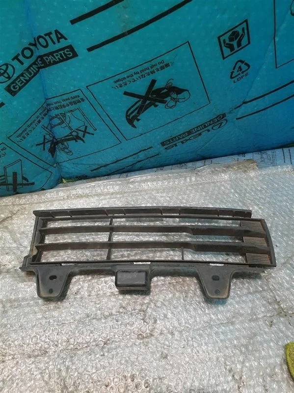 Решетка в бампер правая TOYOTA LAND CRUISER 200 5311260040