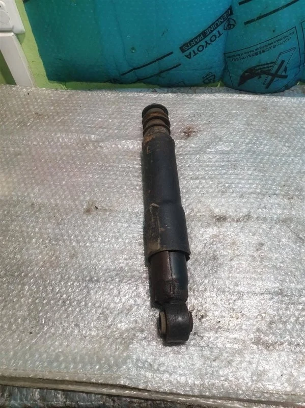 Амортизатор задний Toyota Land Cruiser 200 2013 4853069445 4