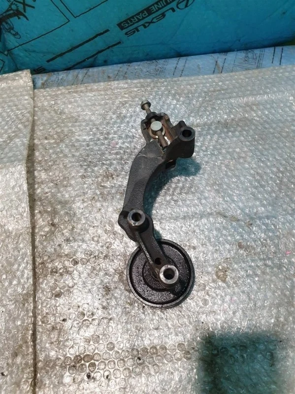 Кронштейн Toyota Land Cruiser 200 2013 8842060340 4