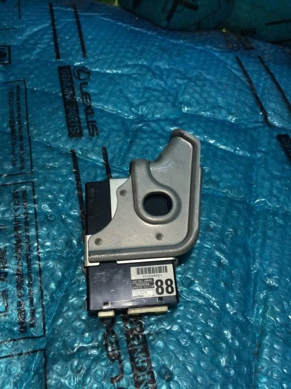 Блок управления ремнями безопасности TOYOTA Land Cruiser 200 2012 8981560130 4