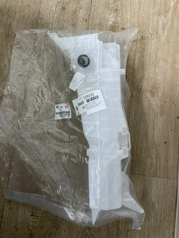 Бачок омывателя лобового стекла Toyota Land Cruiser 200 8535560220