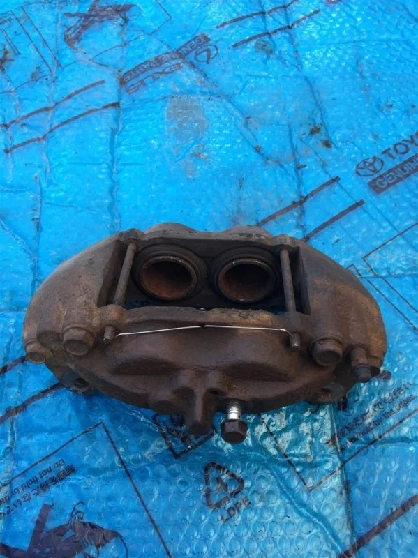 Суппорт тормозной Toyota Land Cruiser 200 2012 4775060280 4, передний левый