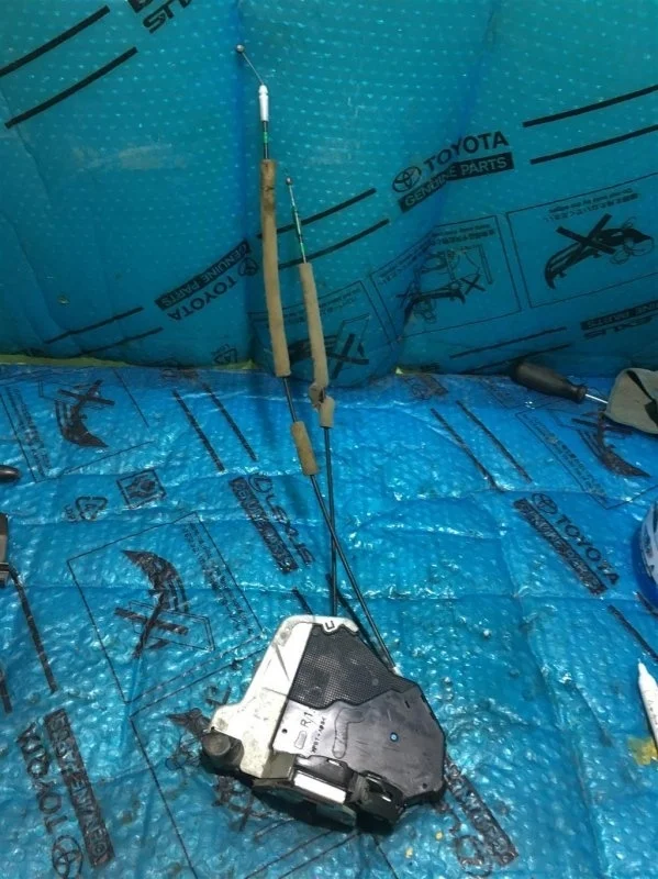 Замок двери передней правой TOYOTA Land Cruiser 200 2012 6903060250 4