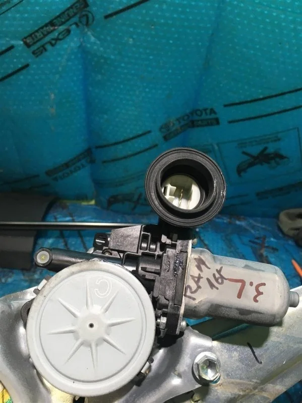 Моторчик стеклоподъемника задний левый TOYOTA RAV 4 2013> 2016 8571035180 2.0