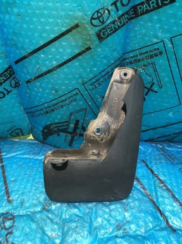 Брызговик передний правый TOYOTA RAV 4 2019> 2020 7662142130 2