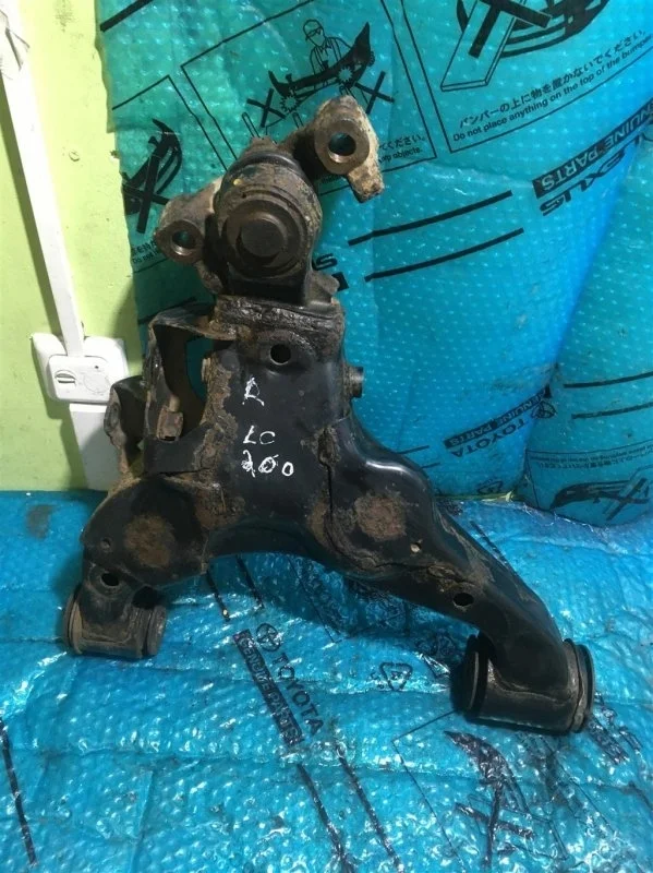 Рычаг передний нижний правый Toyota Land Cruiser 200 2016 4806860030 4