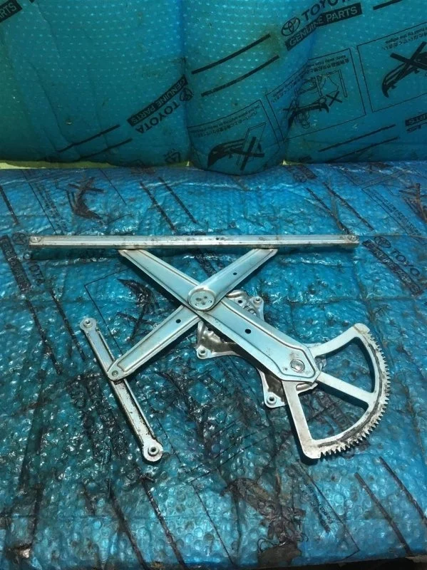 Стеклоподъемник электр. передний правый TOYOTA LAND CRUISER 200 6980160080